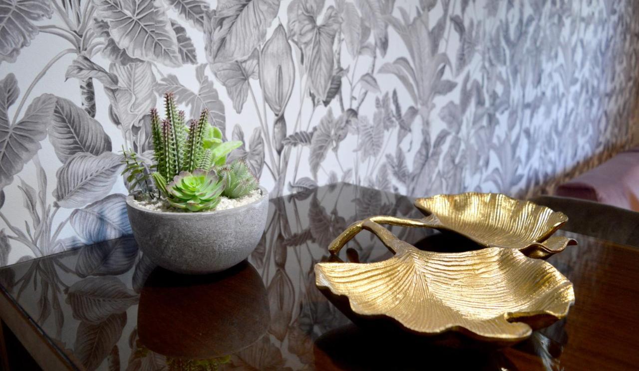 On Suites Sevilla Apartments Designed For Adults ภายนอก รูปภาพ